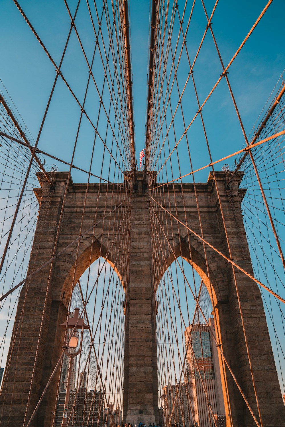 foto dal basso del ponte di Brooklyn