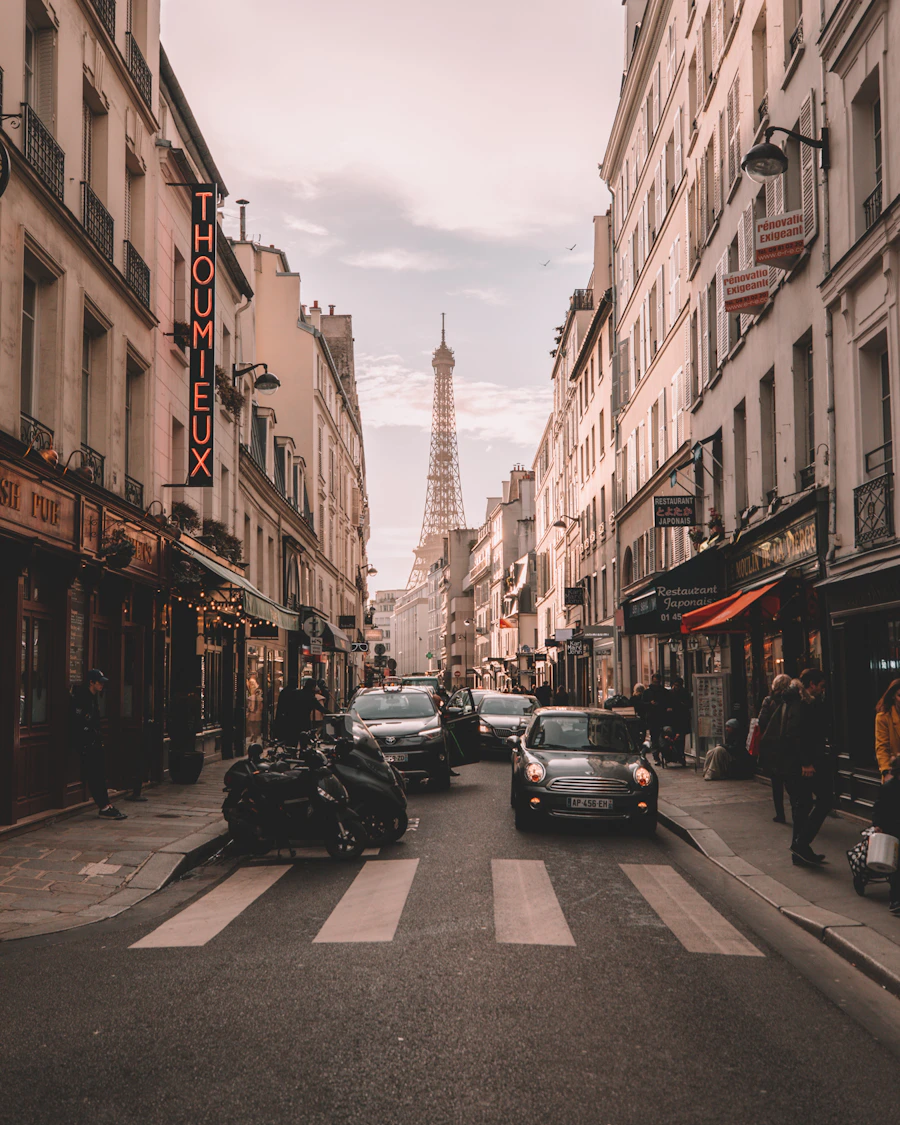 Rue parisienne avec façade élégante
