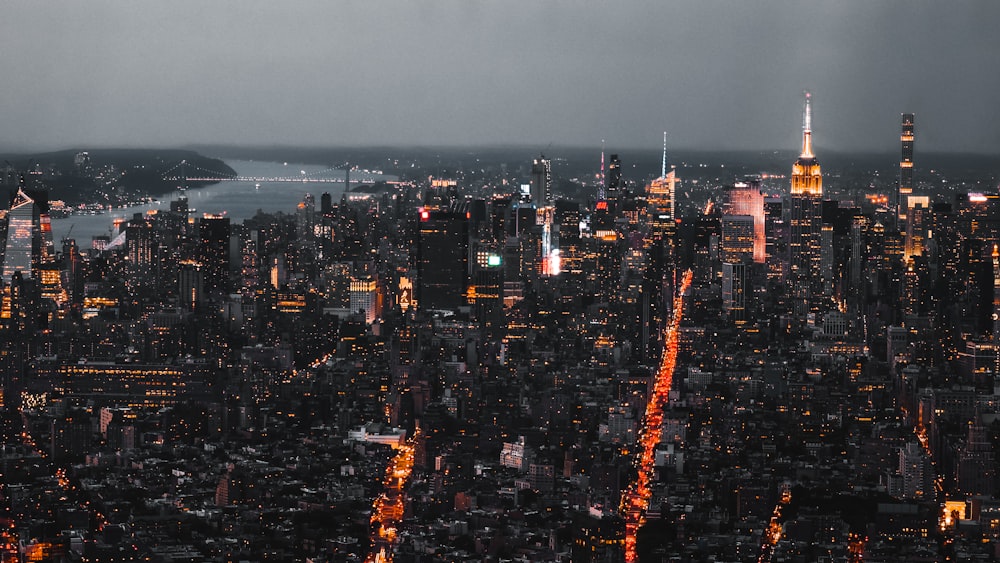 夜間の市街地の建物