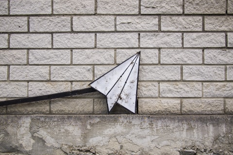 A picture representing a paper plane for cold email