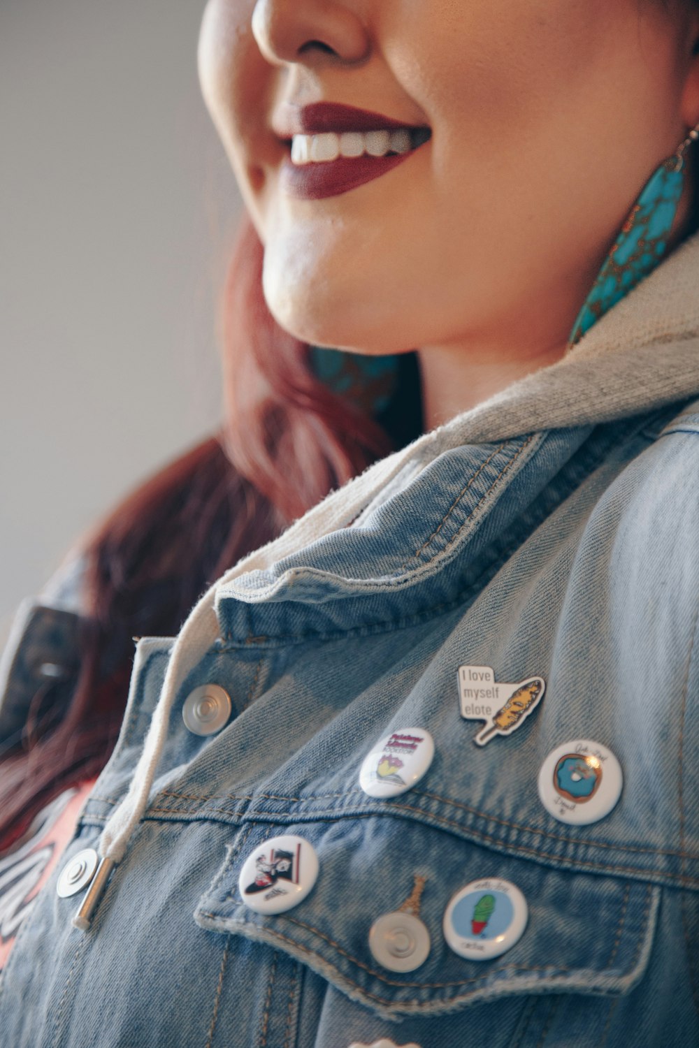 mujer sonriente con camisa azul con cuello de mezclilla