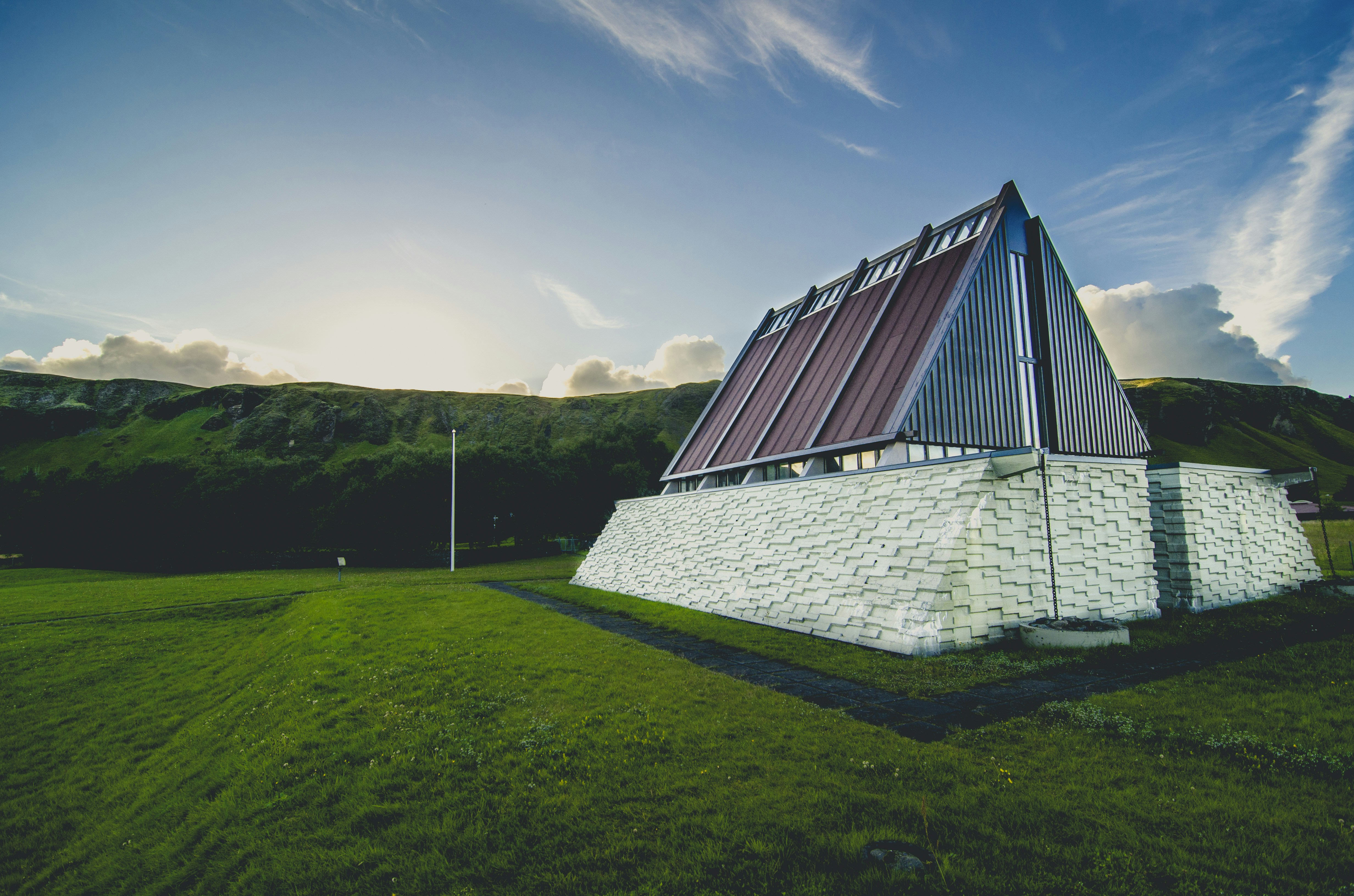 Maison grise pendant la journée