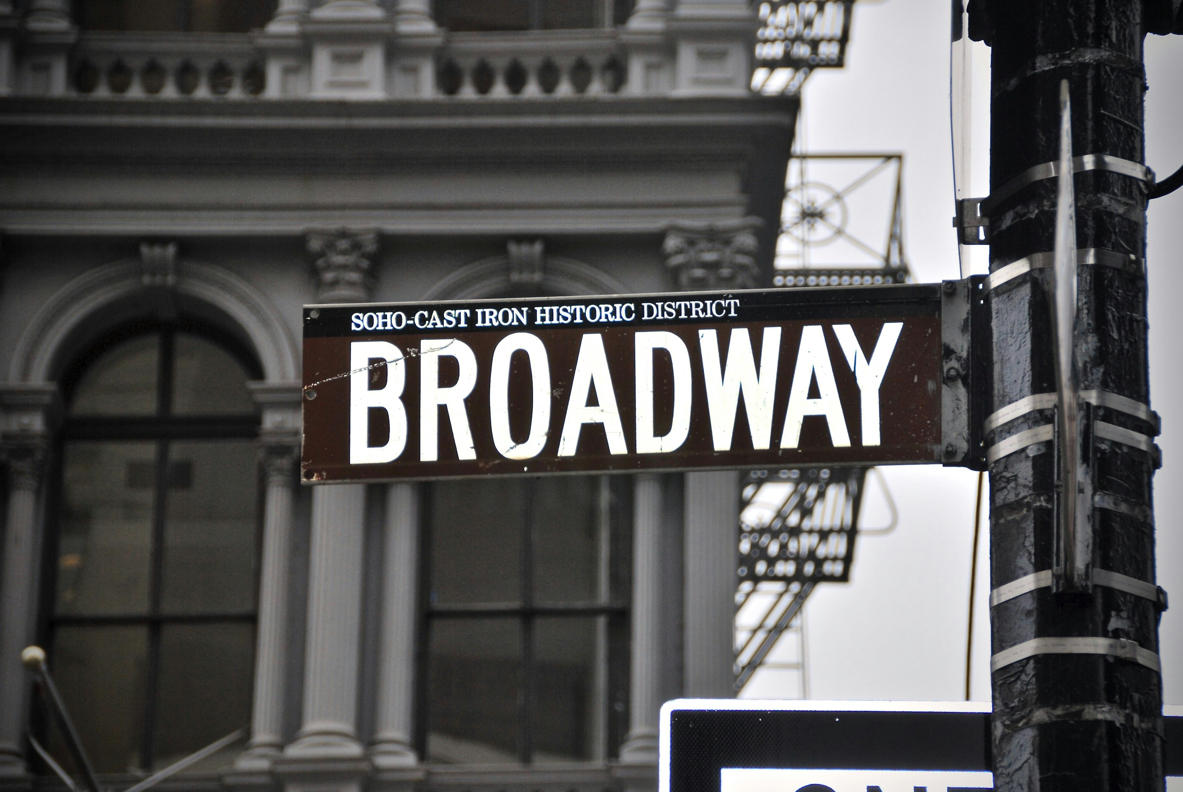 l'insegna di Broadway, tra le cose da fare a new york c'è vedere un musical nei celebri teatri di questa via