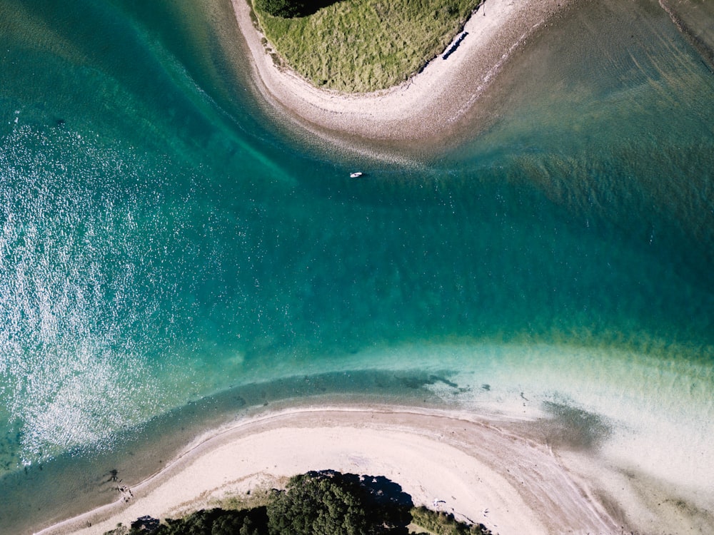 Photo aérienne d’un plan d’eau entre deux îles