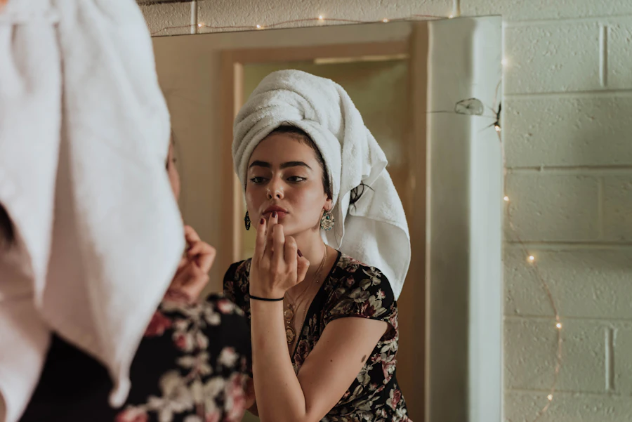 سيدة تضع المكياج أمام المرآة