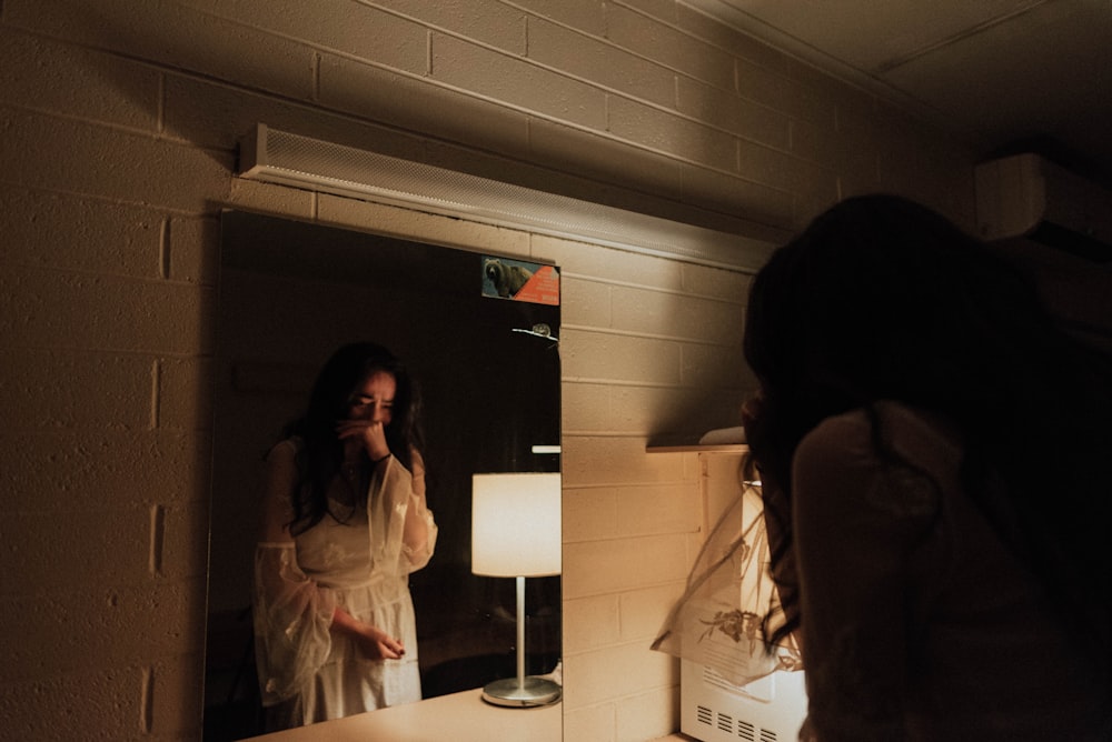 mujer llorando frente al espejo