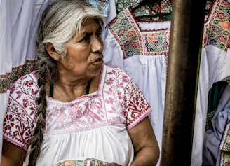 mujer con vestido blanco y rojo de manga corta