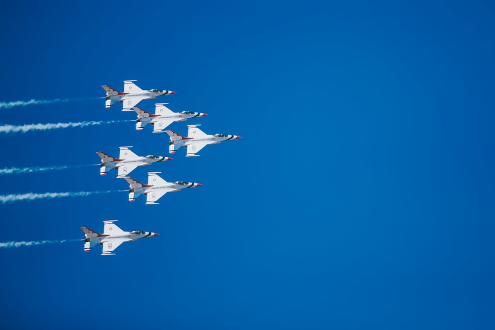 Fotografía de lapso de tiempo de cinco aviones a reacción