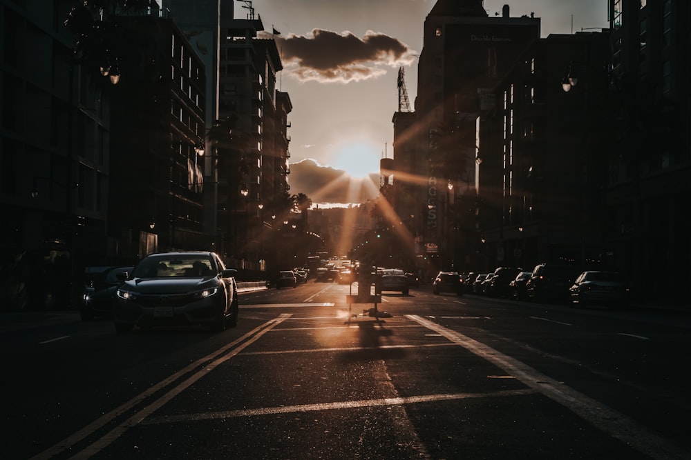 Silhouettenfotografie von Gebäuden und Fahrzeugen