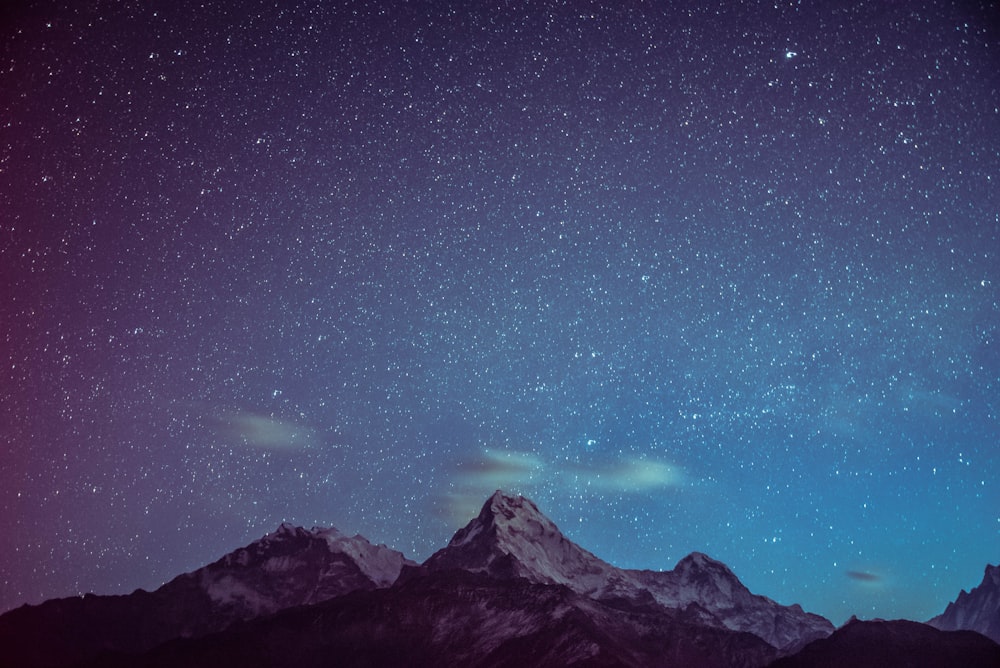 montagne ghiacciate sotto la notte stellata