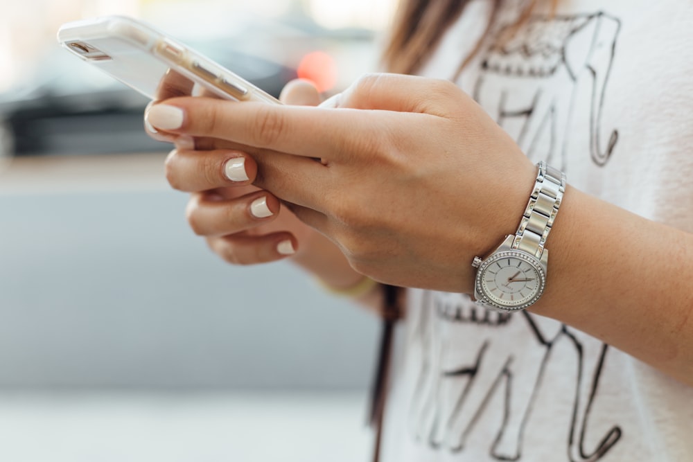 Frau mit iPhone während des Tages