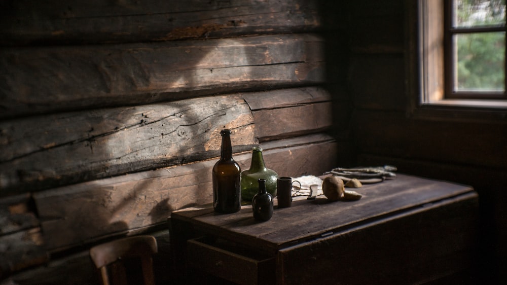 dos botellas de vidrio verde y ámbar