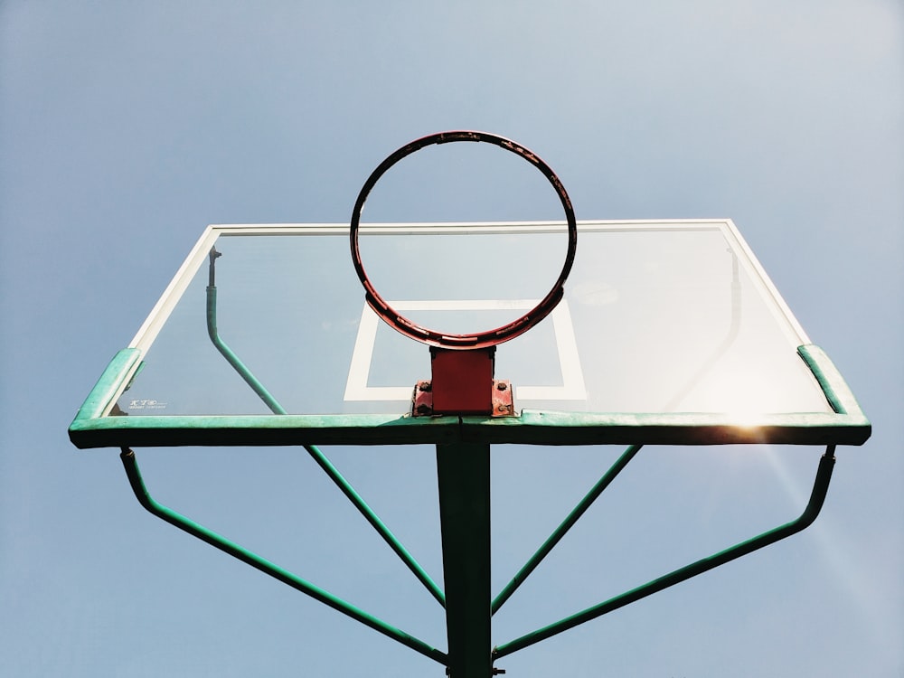 Fotografia dal basso di angolo del sistema di pallacanestro verde e rosso durante il giorno