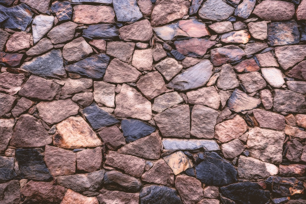 Pared de roca marrón