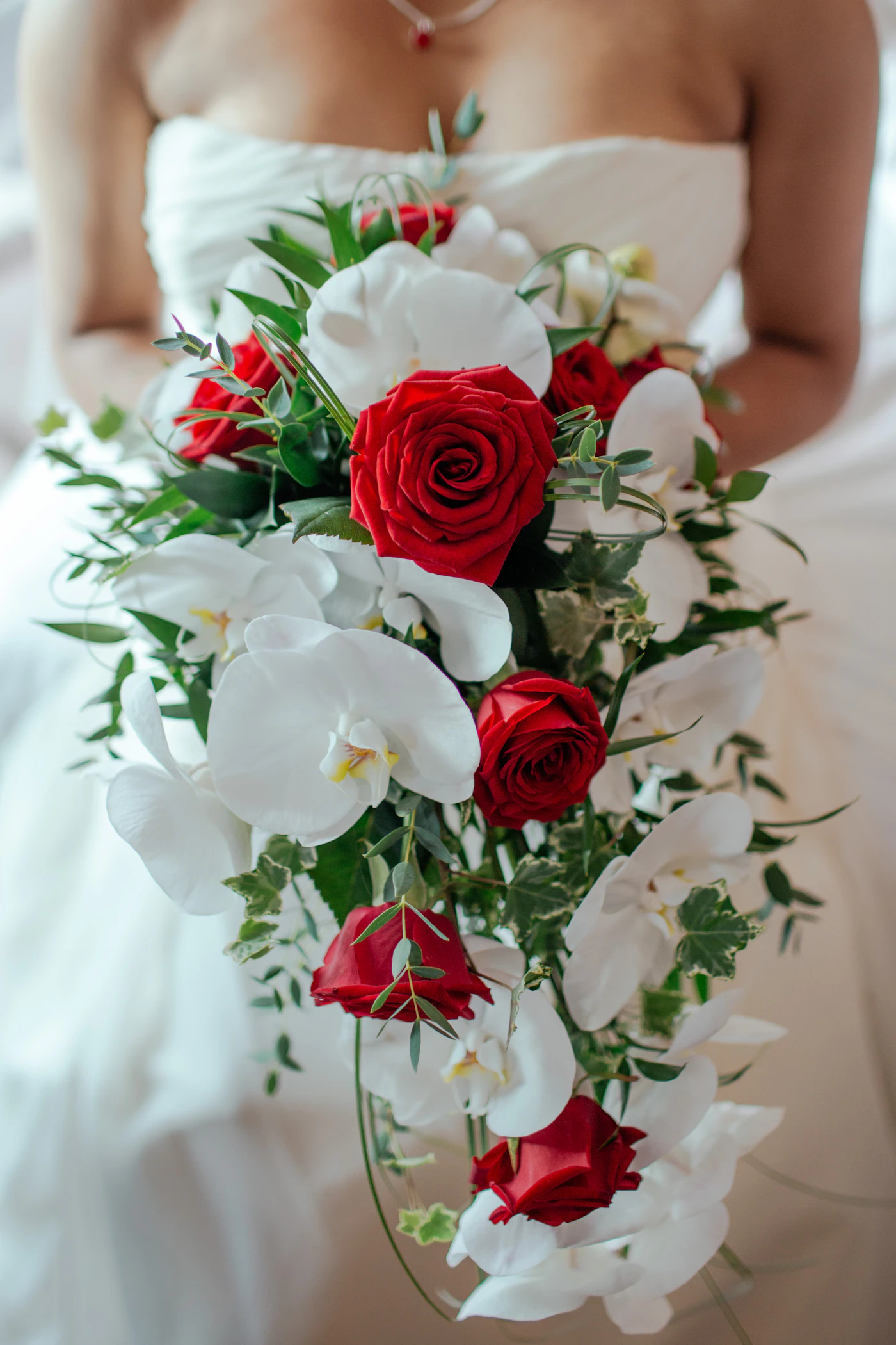 Creative ways to save on wedding flowers — Elegant floral centerpieces adorn reception tables at an outdoor wedding.
