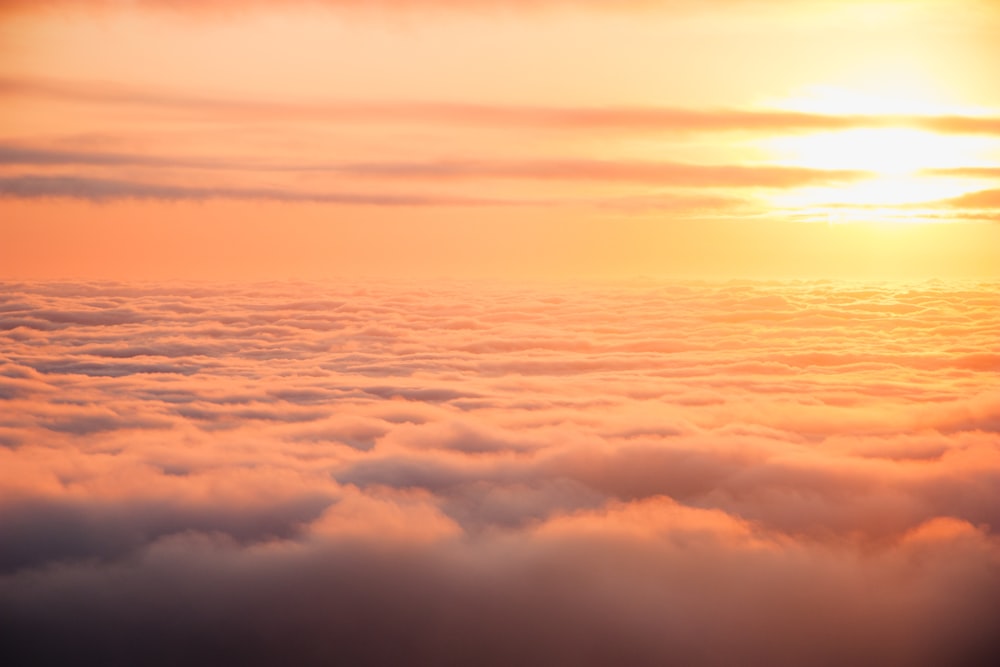 fotografia aérea de nuvens sob o pôr do sol