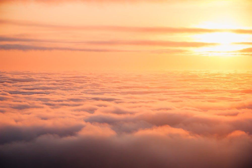 Photographie aérienne de nuages sous le coucher du soleil