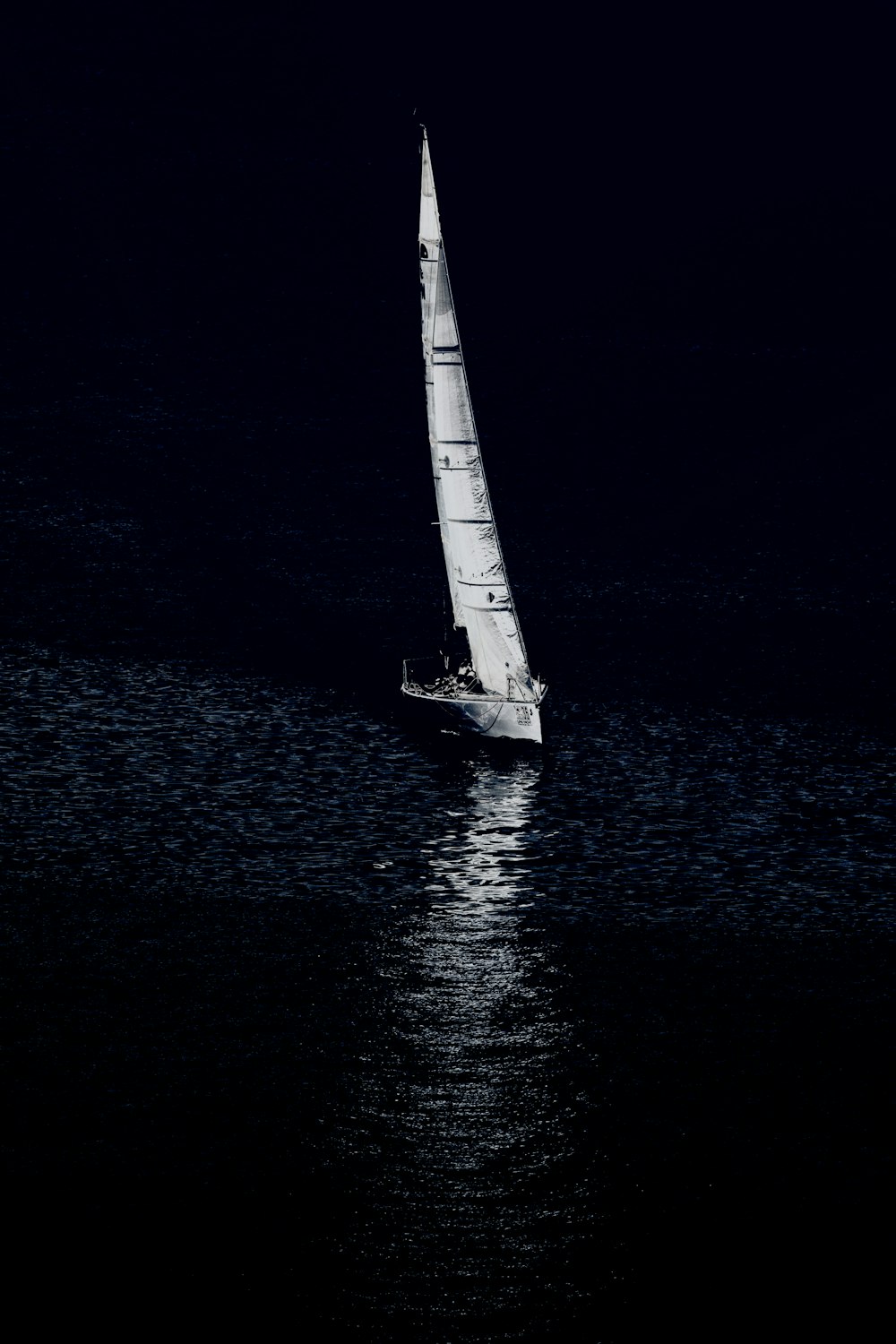 weißes Segelboot auf Gewässer