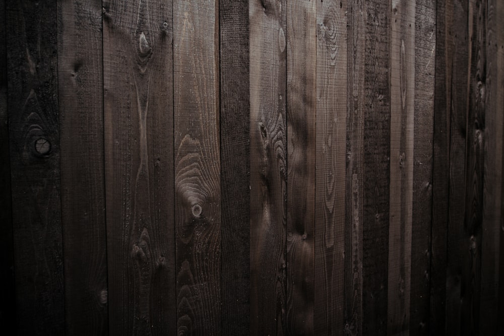 Photographie sélective de parquet en bois brun