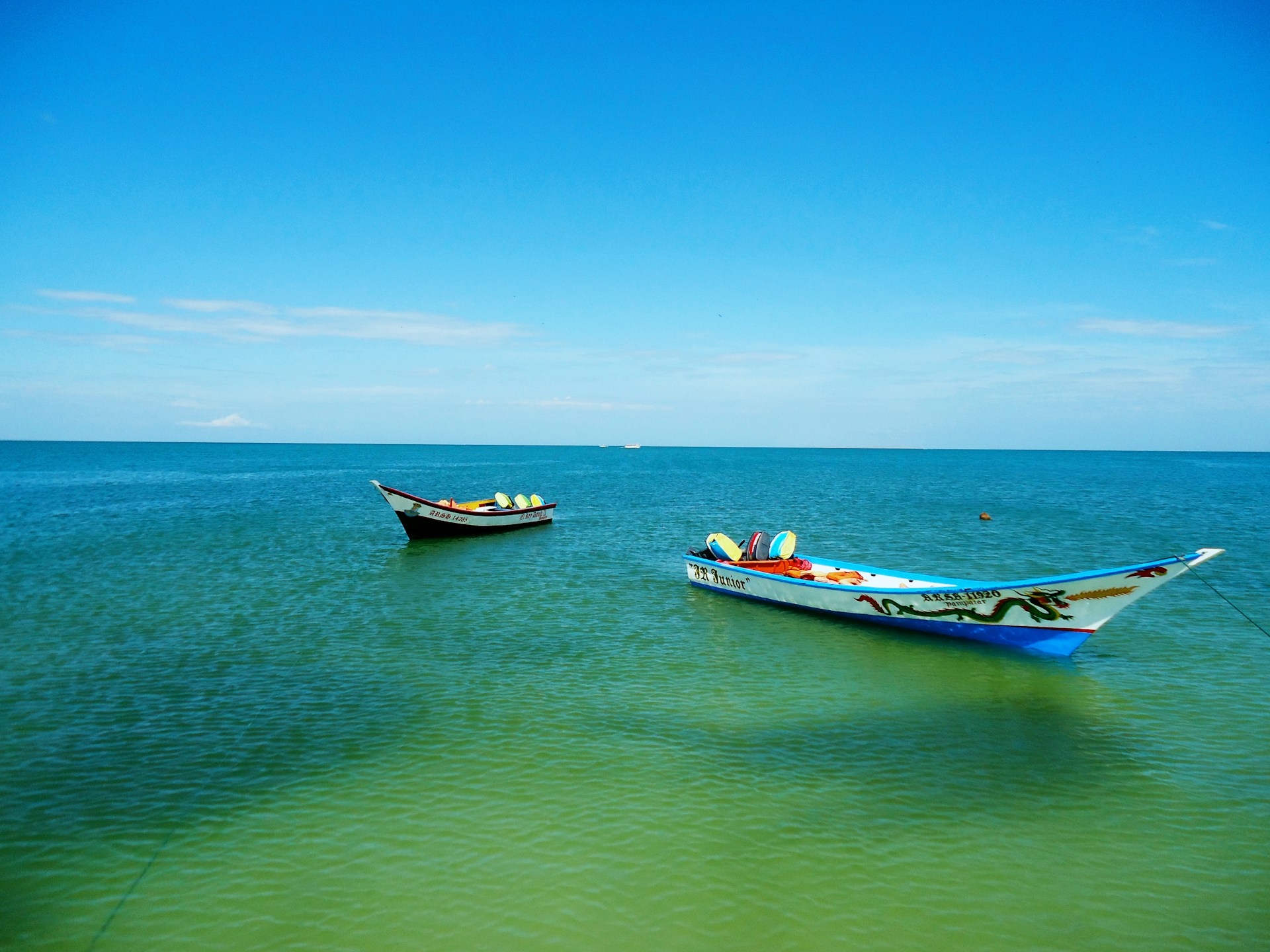 gray computer monitor