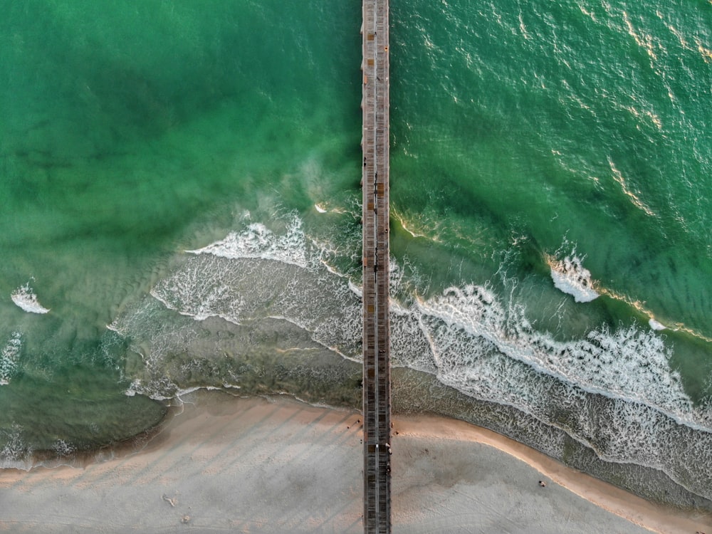 Fotografia ad alto angolo del molo del Mar Marrone durante il giorno