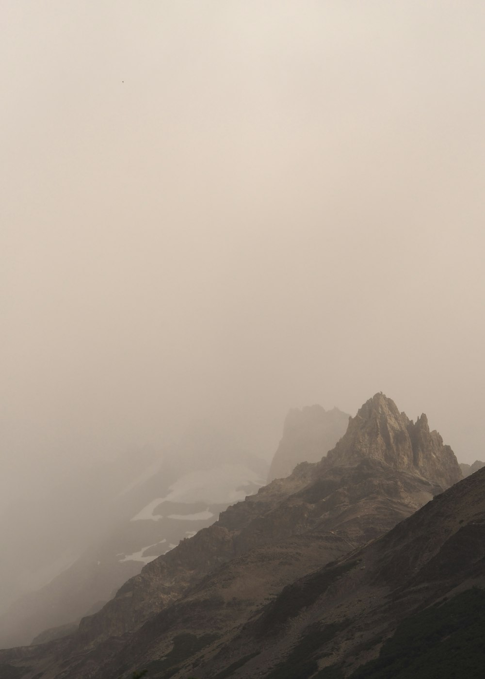 Montagne grise couverte de brouillard