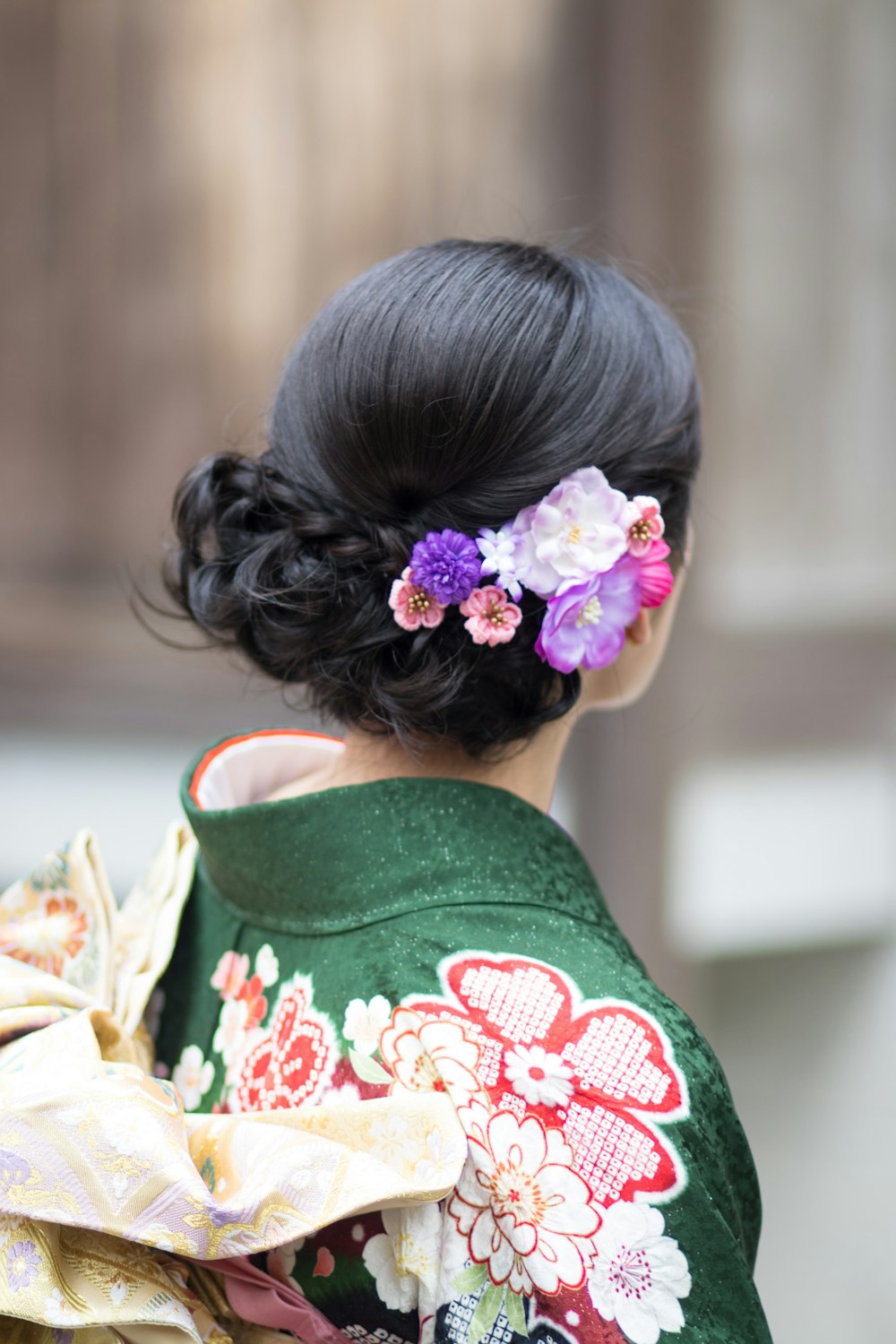 緑の花柄のトップスを着た女性