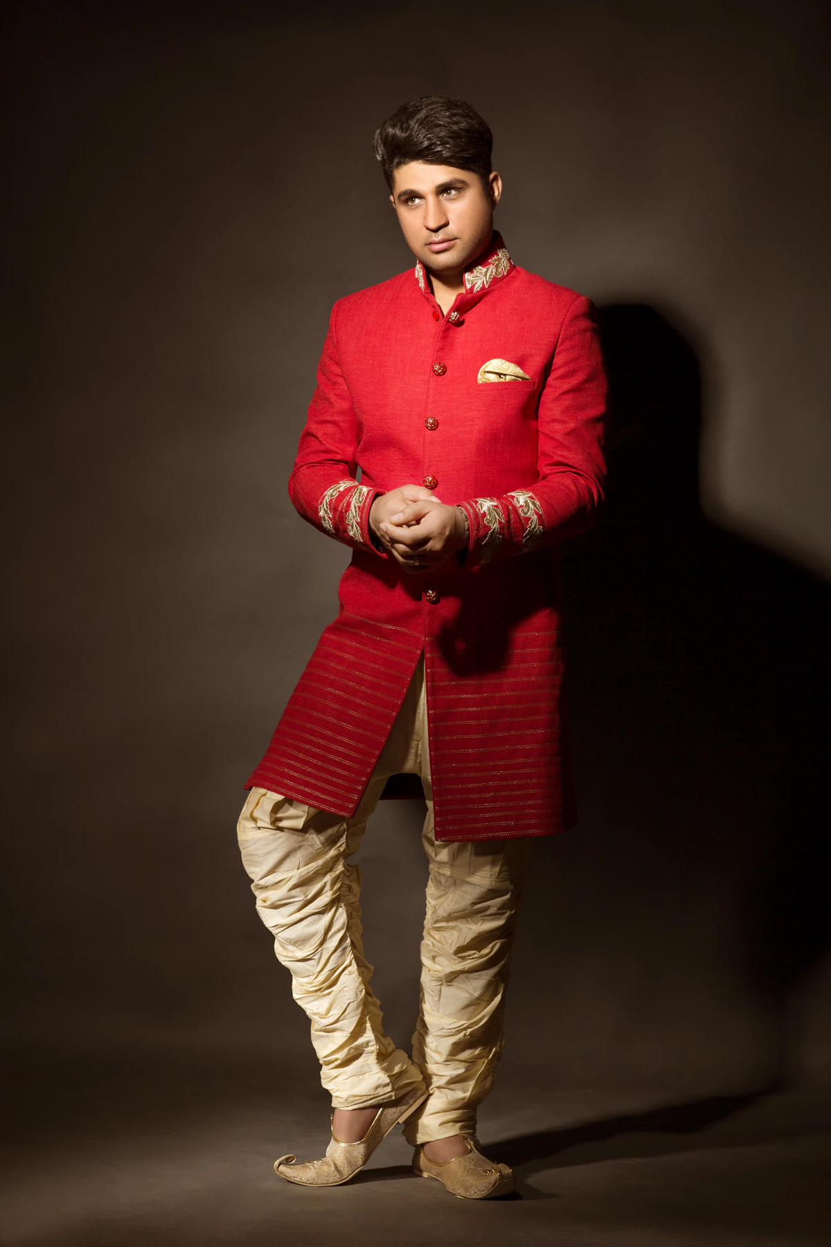 Hombre vistiendo sherwani tradicional hindú