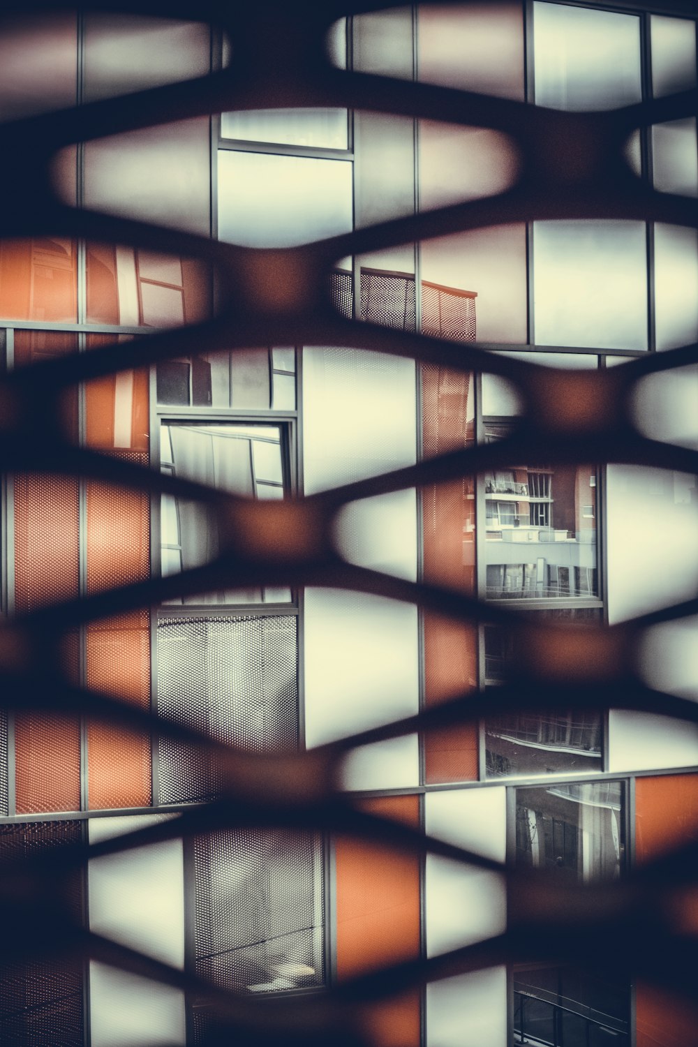 um close up de um edifício com muitas janelas