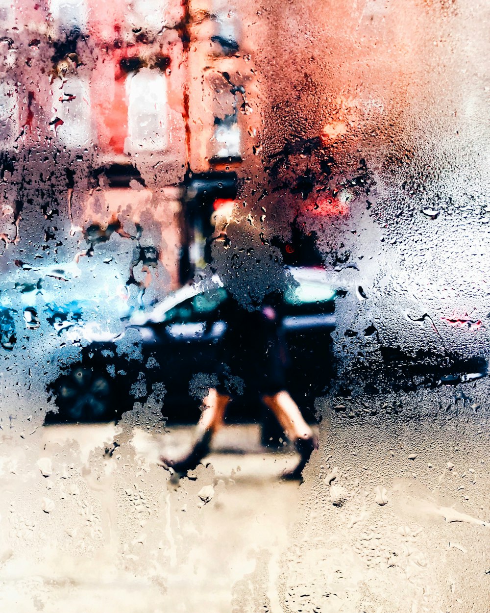 ein verschwommenes Foto einer Person, die im Regen spazieren geht