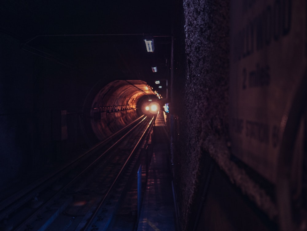 tunnel en béton gris avec chemin étroit