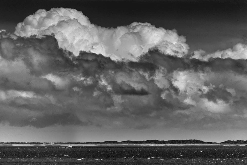 Photo en niveaux de gris d’un ciel nuageux