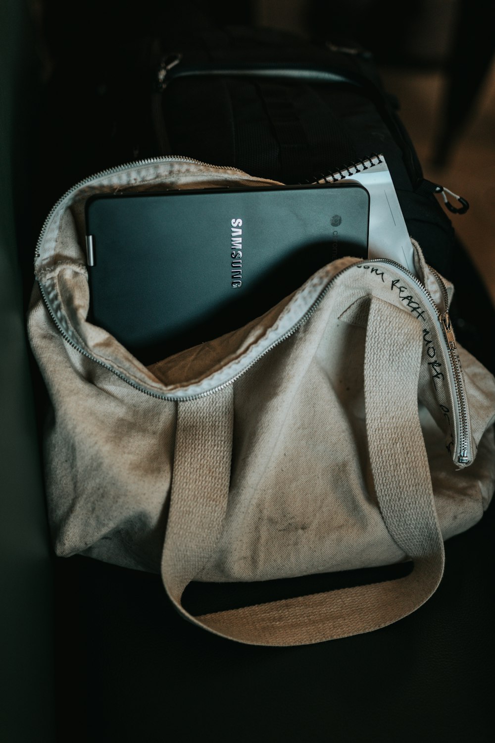 갈색 가방에 검은 삼성 노트북
