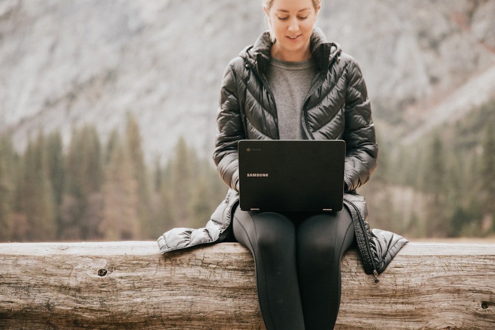 ordinateur portable sur les genoux de la femme