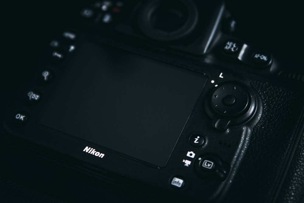 schwarze Nikon DSLR-Kamera