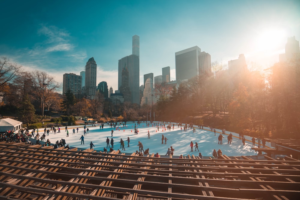 personnes faisant du patin à glace dans le parc pendant la journée