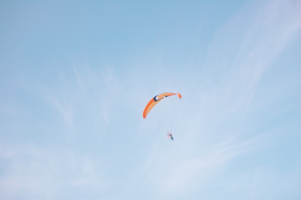 personne parachutant pendant la journée