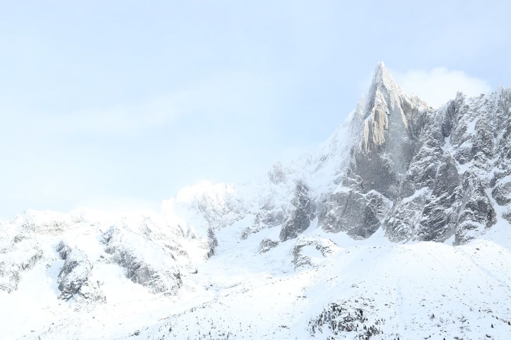 montanha coberta de neve durante o dia
