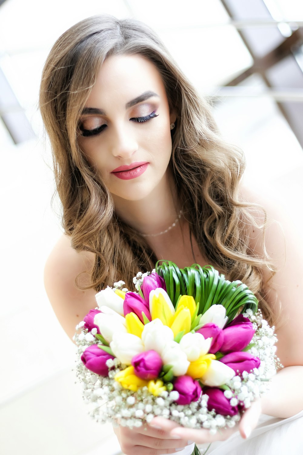 femme tenant un bouquet de tulipes