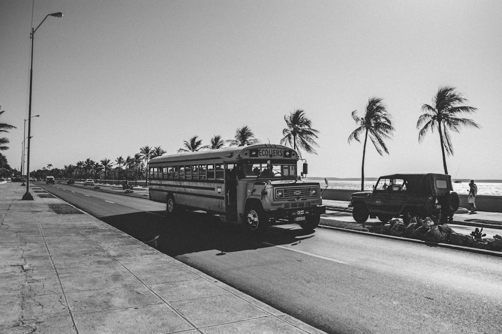 autobus scolaire sur une route bétonnée pendant la journée