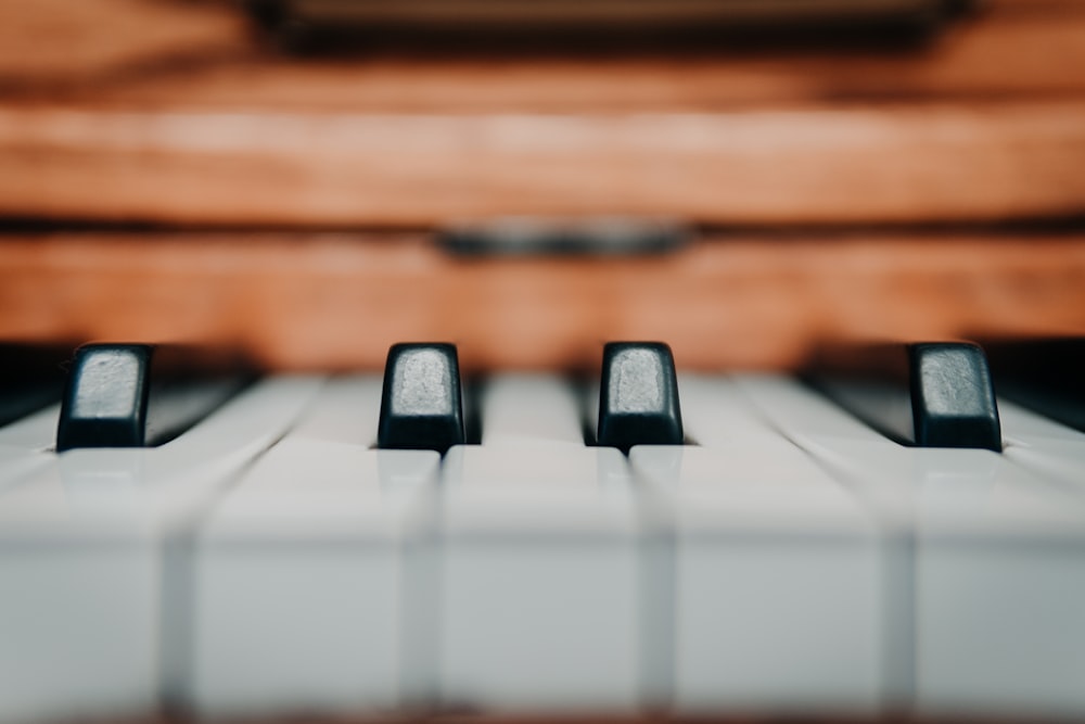 Fotografia a fuoco selettivo dei tasti del pianoforte