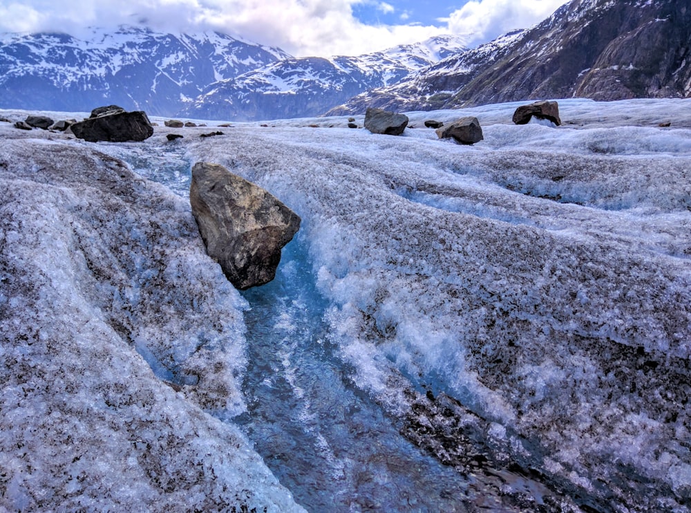 Glacier de glace avec rocher au sommet près des montagnes
