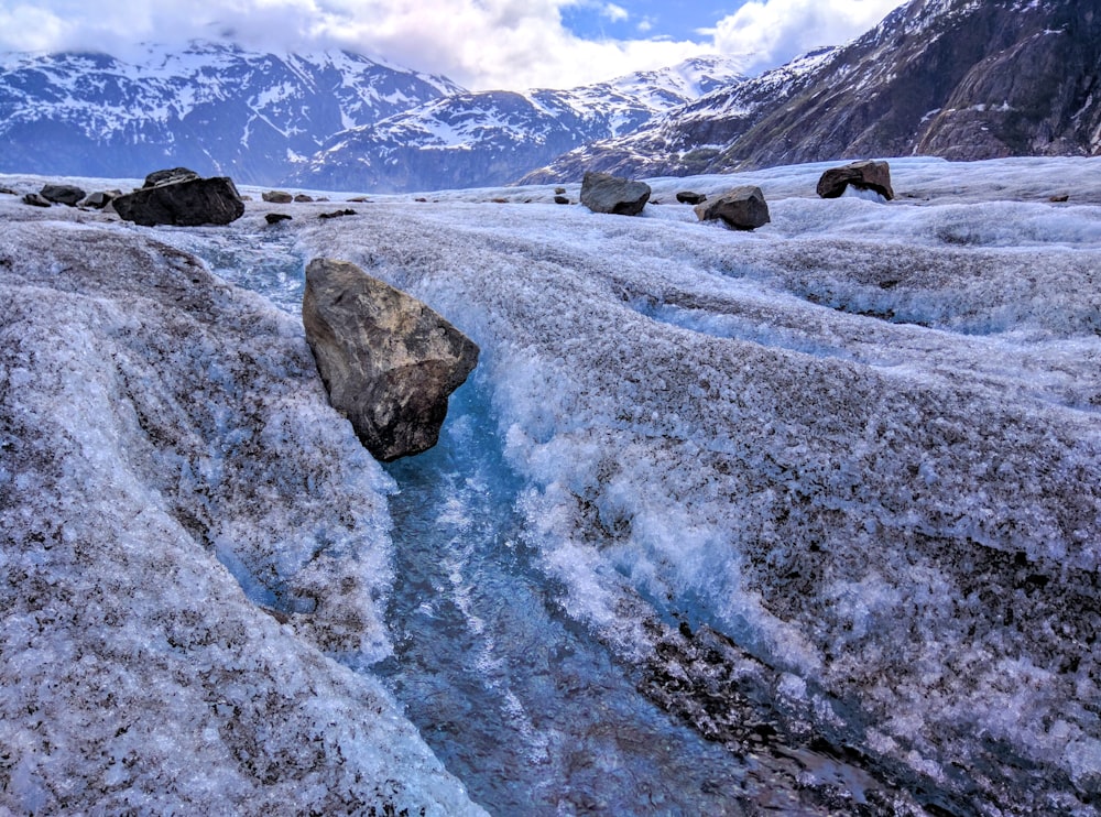 Eisgletscher mit Felsbrocken auf dem Gipfel in der Nähe von Bergen