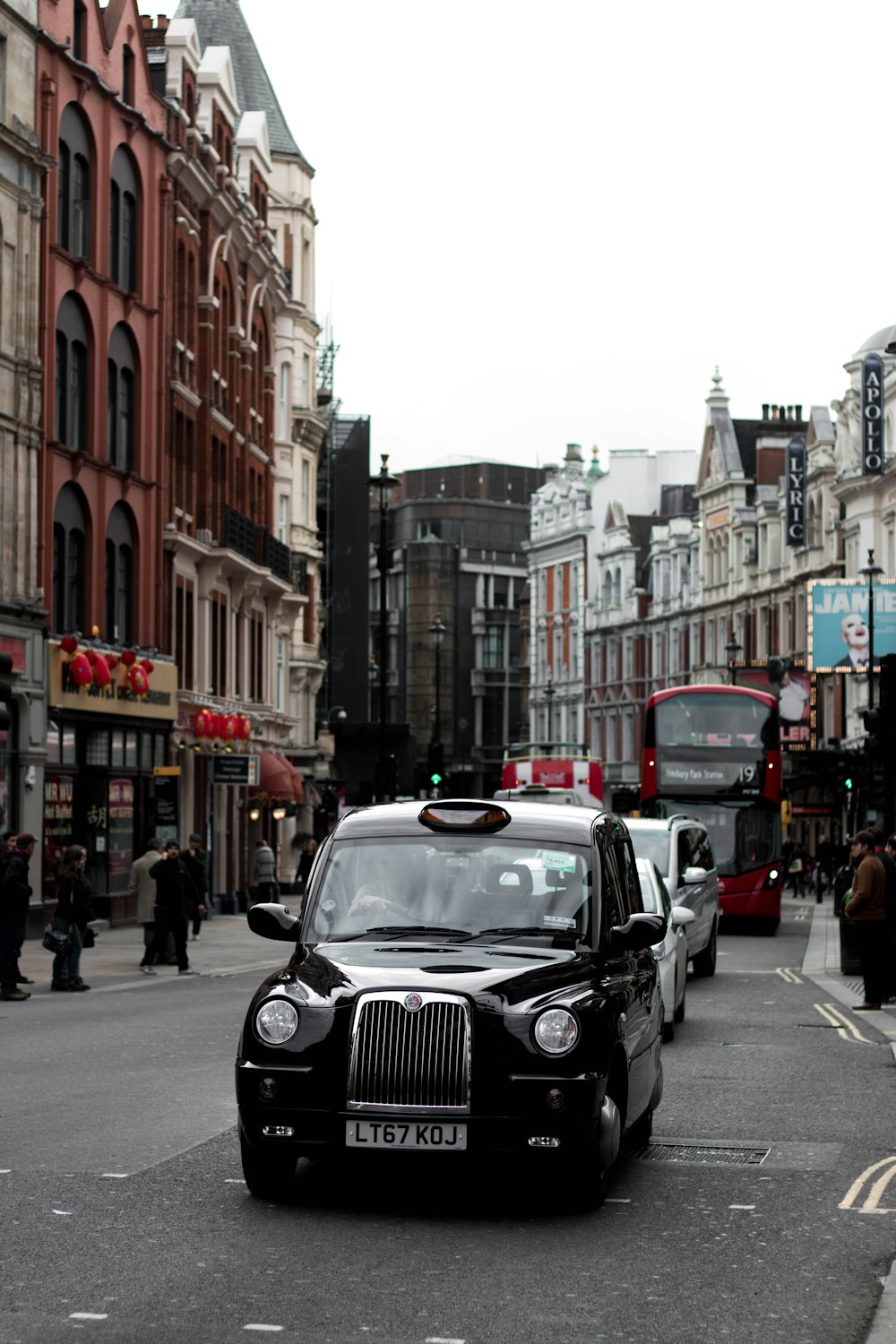 Taxi noir sur la route pendant la journée