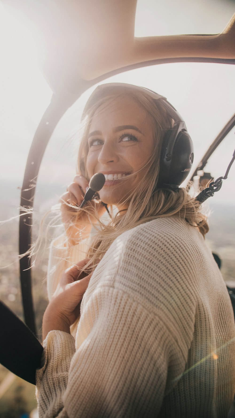 Mujer en suéter de punto blanco dentro del avión