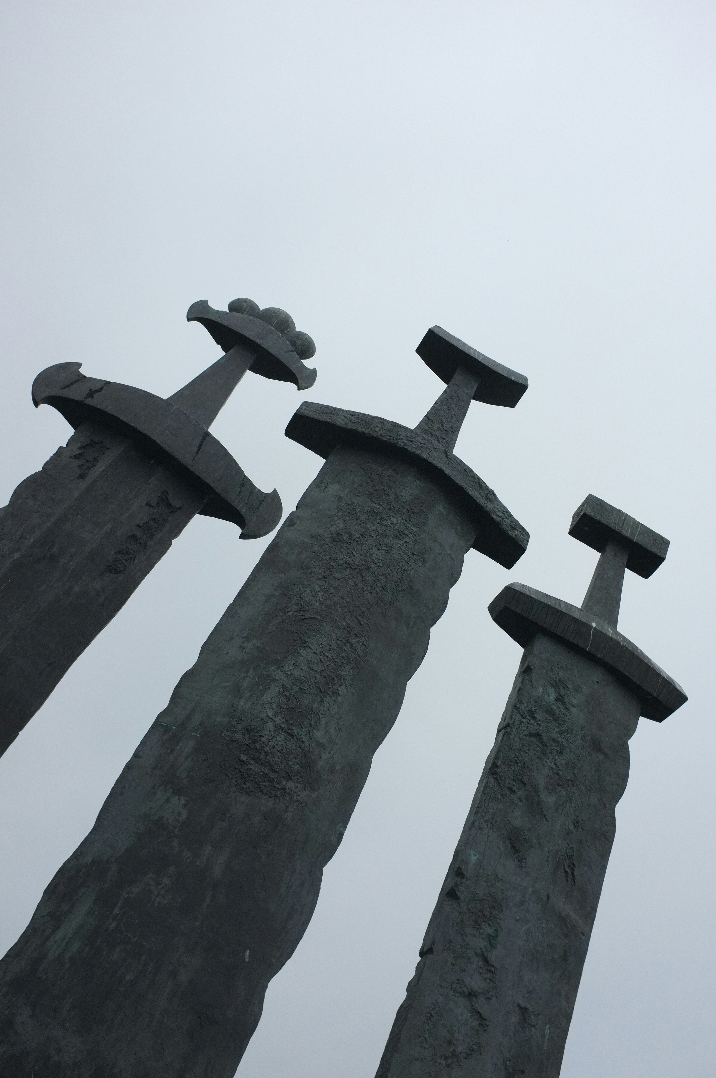 칼을 보는 꿈과 그 의미들: 다양한 해석과 꿈풀이