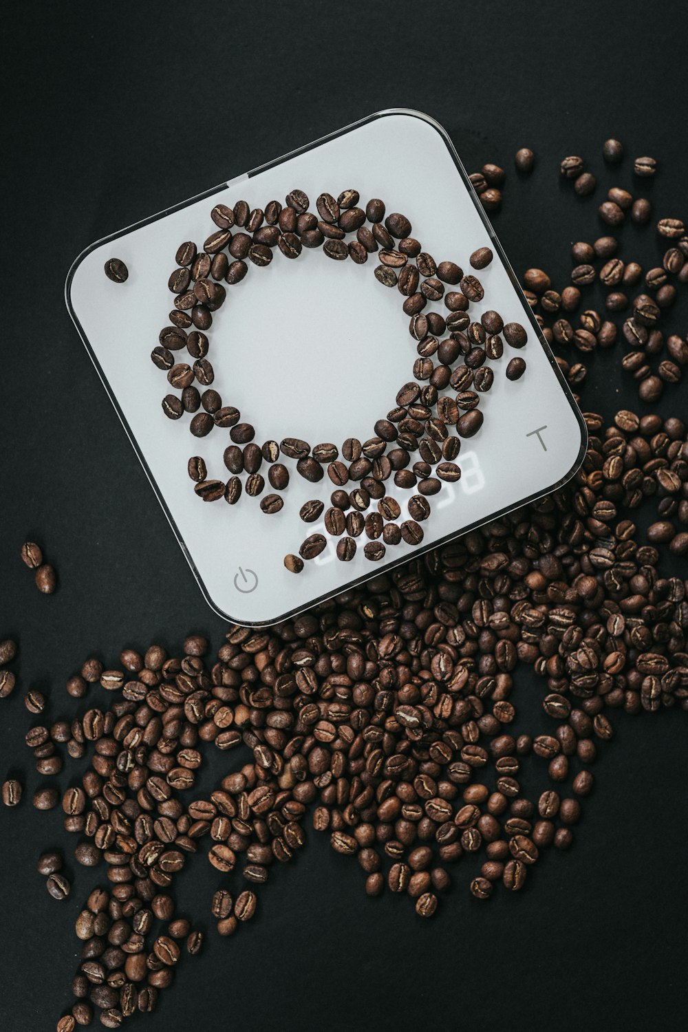 클로즈업 사진에서 화이트 큐브 스케일 위에 커피 콩