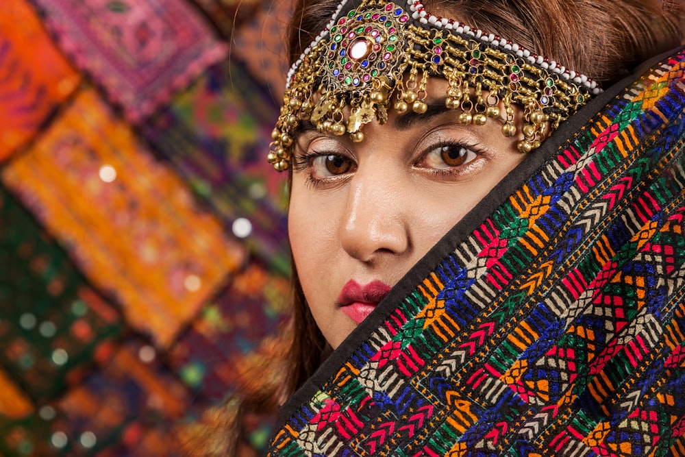 donna coperta da sciarpa multicolore