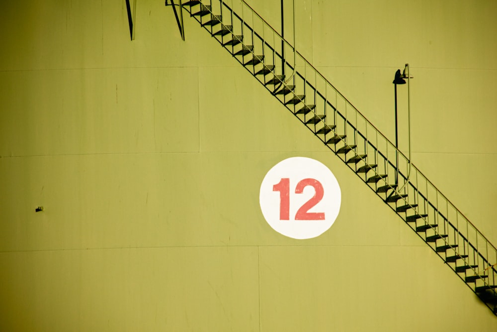 Escalera de metal cerca del letrero # 12