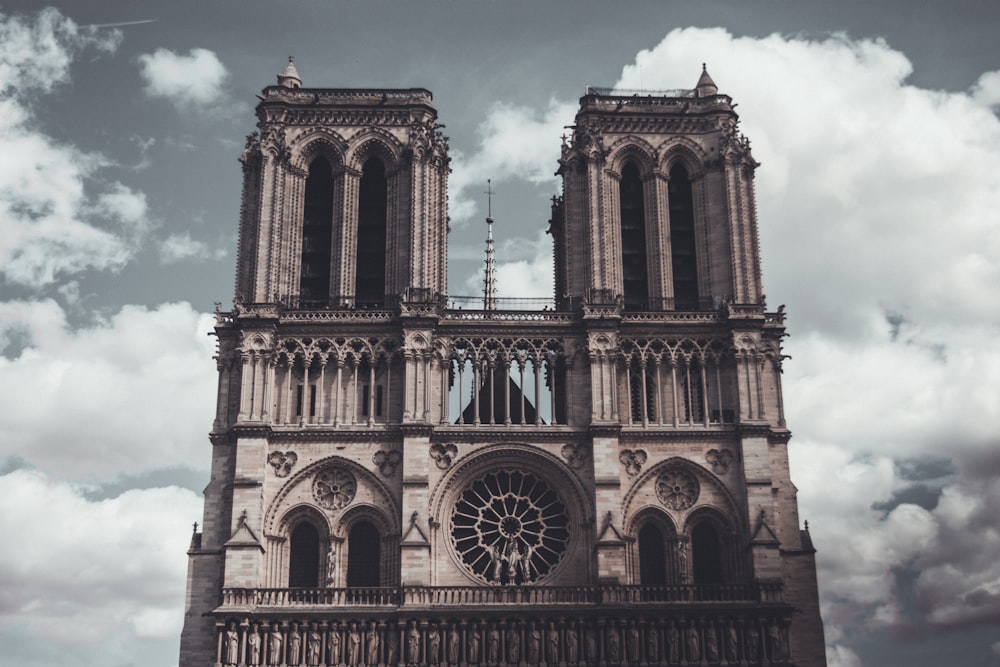 Bâtiment en béton brun sous des nuages blancs